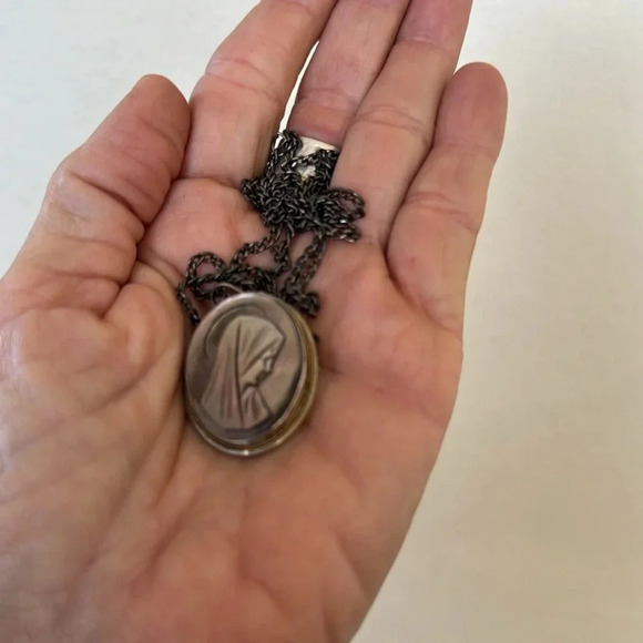 Sterling silver and carved abalone shell Virgin Mary necklace or brooch pin - Picture 8 of 8